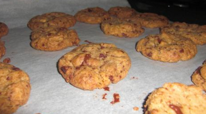 Cookies con gocce di cioccolato e granella di nocciole